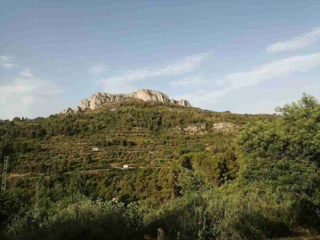 fotografia desde el valle de tarbena. destaca por la montaña del castillo de tarbena