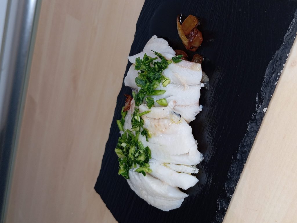 Filete de bacaladilla con cebolla caramelizada y&nbsp;perejil